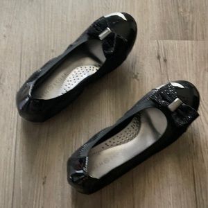 Women’s black slides size 8